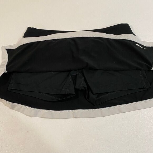 Nike Dri-FIT Black Tennis Running Skort Women’s Medium Built-In Shorts Activewea - Picture 8 of 9